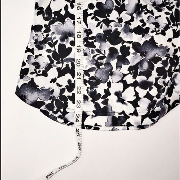 The Limited Black & White Floral Tunic Top sz L - Picture 7 of 9